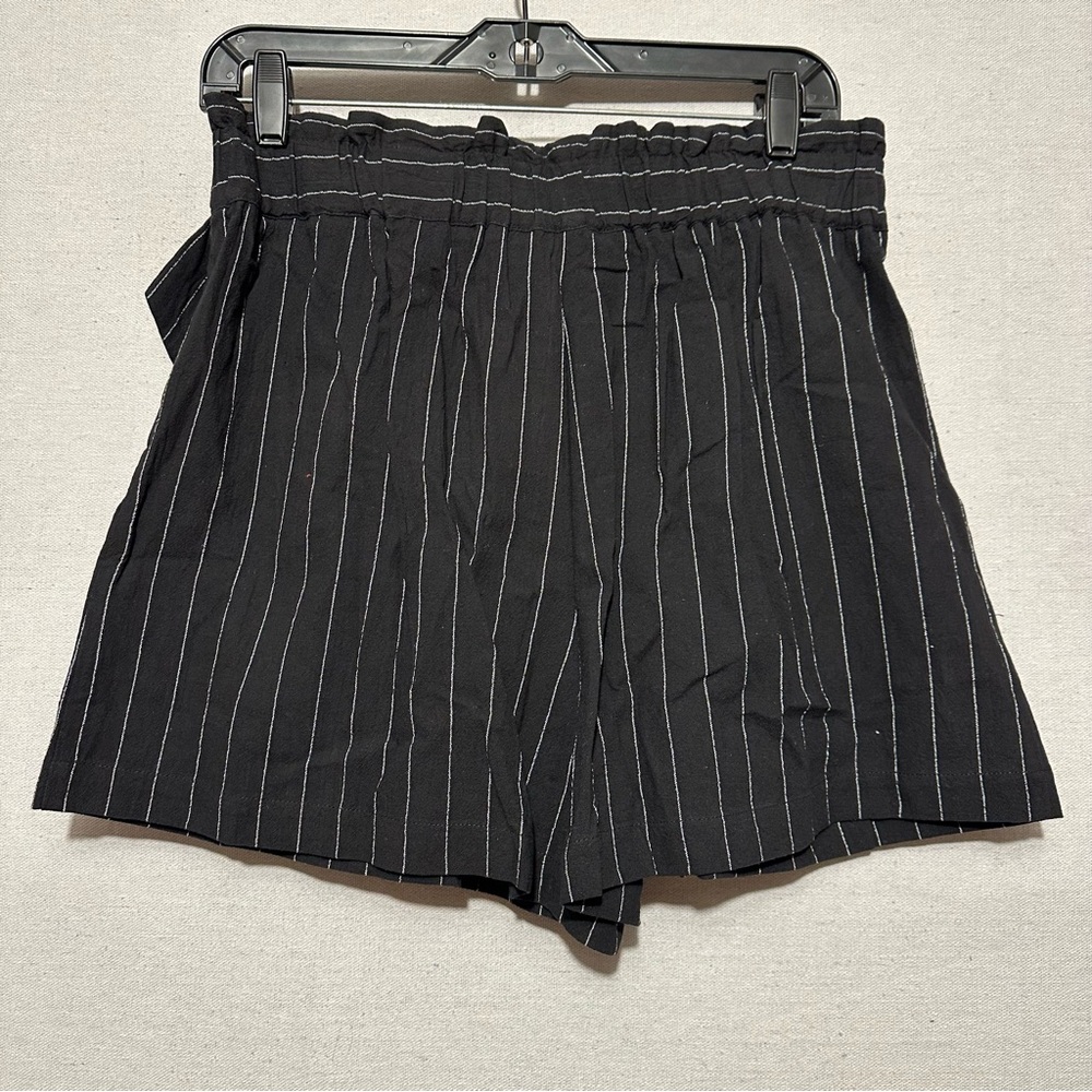 NWT Elodie Pinstripe Shorts - size L - Picture 2 of 6